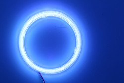 Lâmpada AZUL VERMELHA ambiental 12-18V da névoa das luzes 100MM do carro do diodo emissor de luz de Angel Eyes da espiga